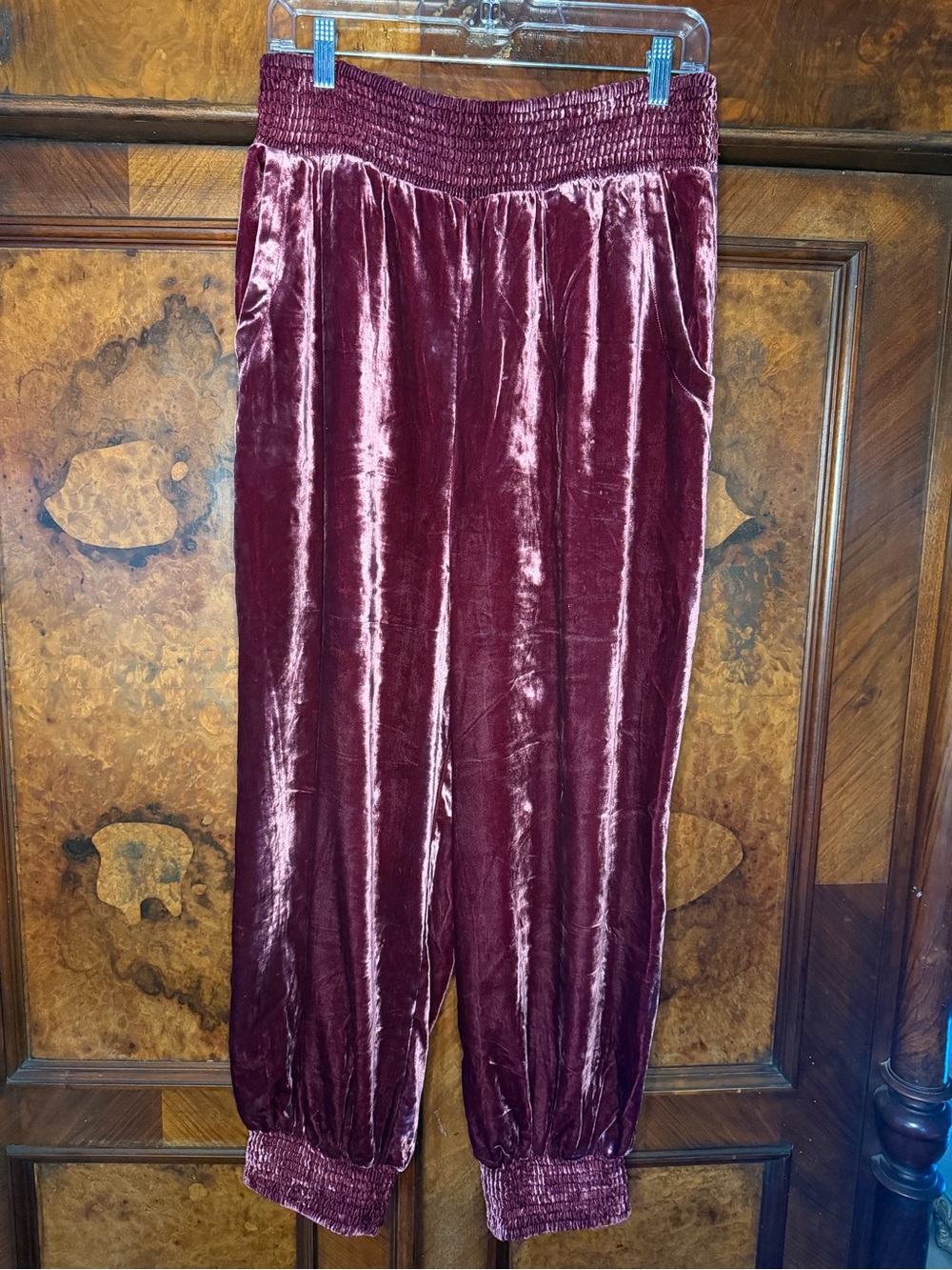 Anthropologie Gloria Velvet Harem Jogger Pants Burgundy Maroon Size L